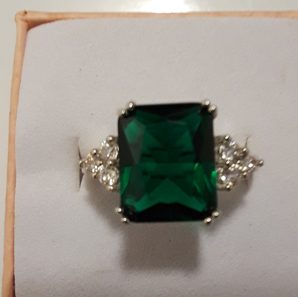 925 Silver emerald ring size 6, brand new